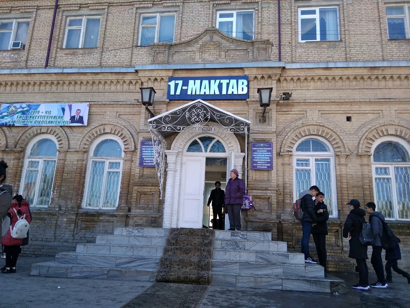 Pupils on the steps of School No.17, under the 17-MAKTAB sign.